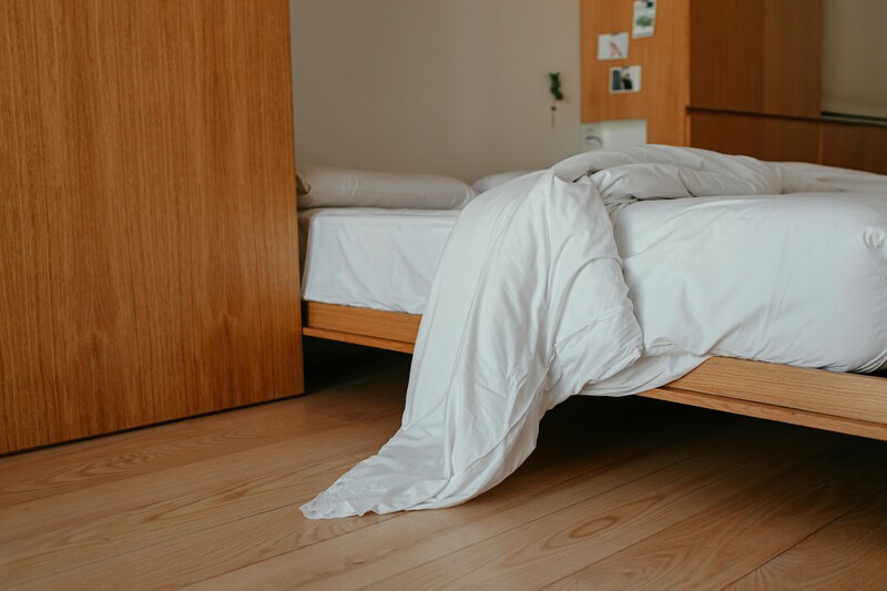 Leeg onopgemaakt bed