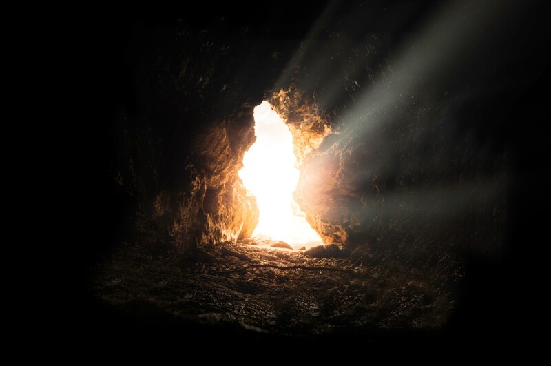 licht door ingang van grot