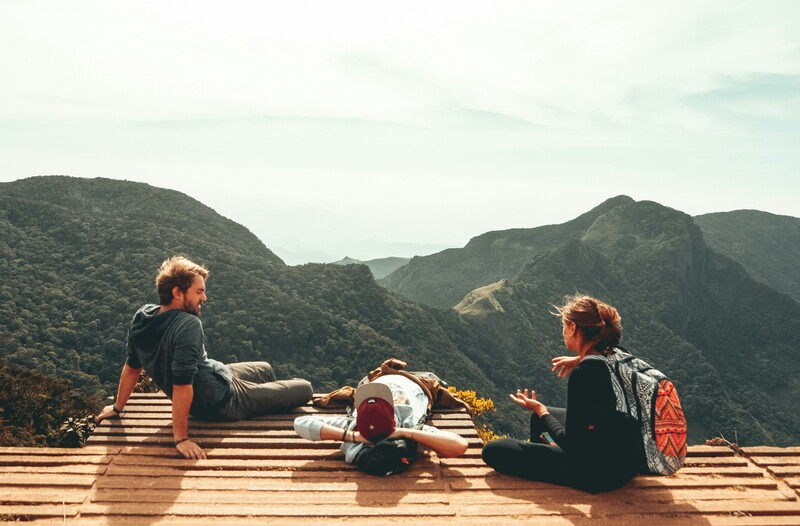 Drie wandelaars aan het uitrusten op berg