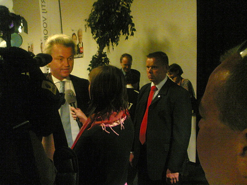 Geert Wilders wordt geïnterviewd door televisie