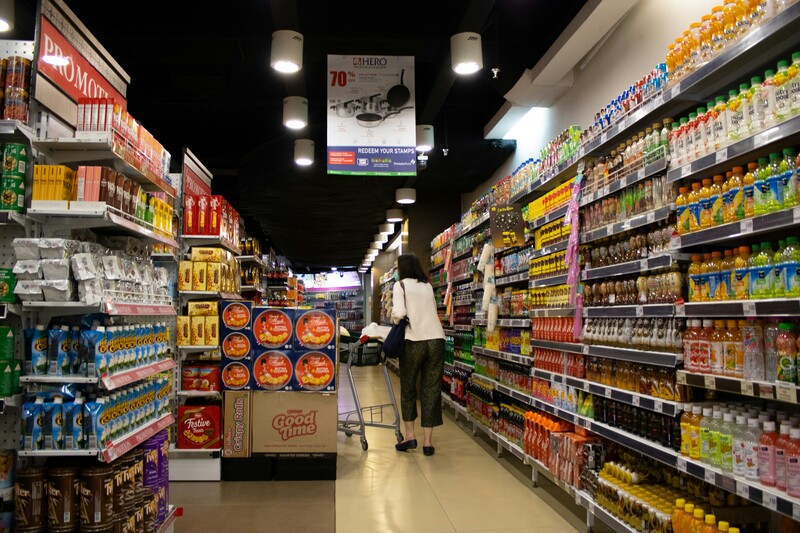 Vrouw aan het winkelen in supermarkt
