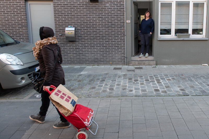 Vrouw met caddy op stap