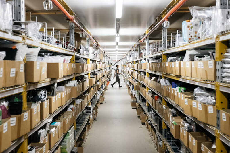 nachtarbeider in distributiecenter voor pakjes