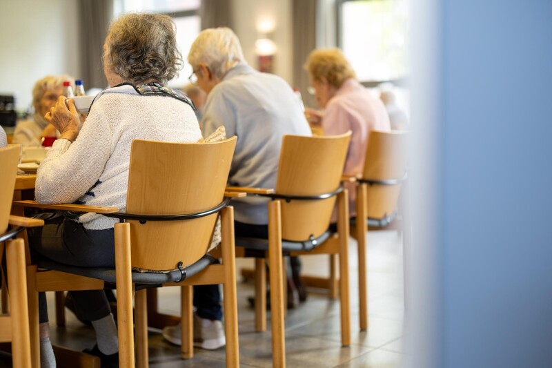 Senioren aan het eten in woonzorgcentrum rusthuis