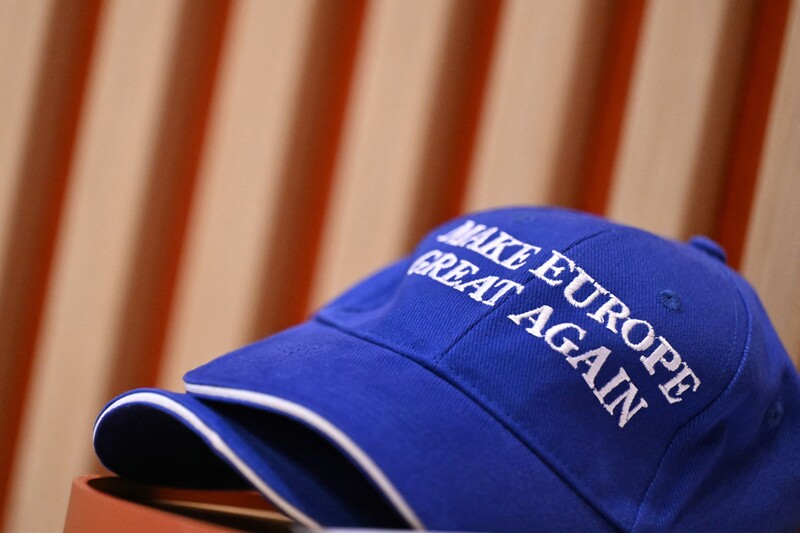 Blauwe petjes met tekst Make Europe Great Again