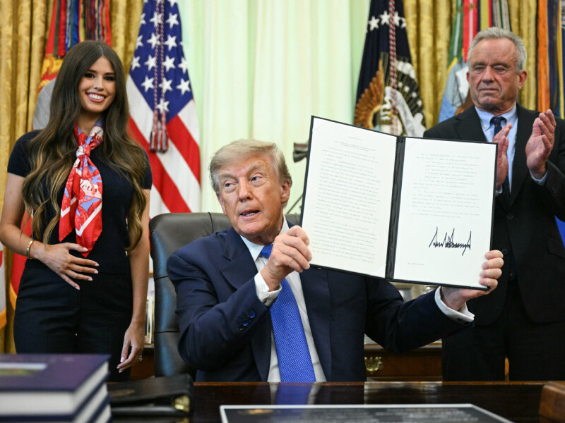 Donald Trump houdt map omhoog met handtekening met minister van gezondheid Robert Kennedy jr