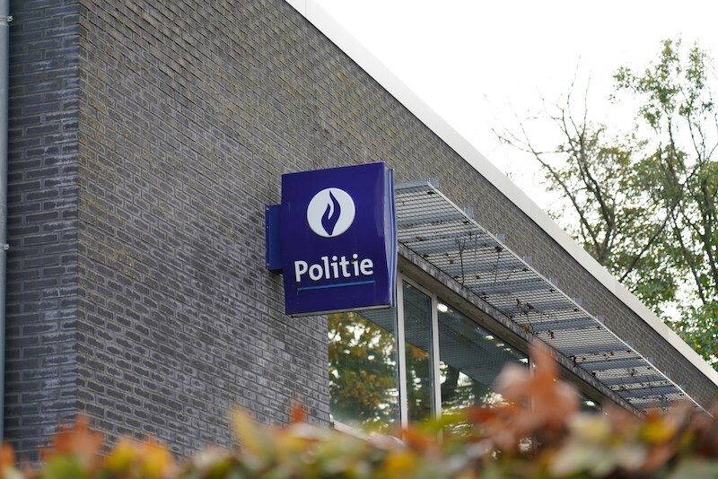 Politiekantoor met logo op uithangbord