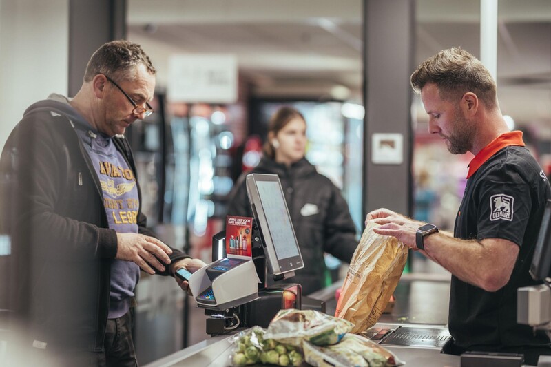 Man rekent af aan kassa van winkel