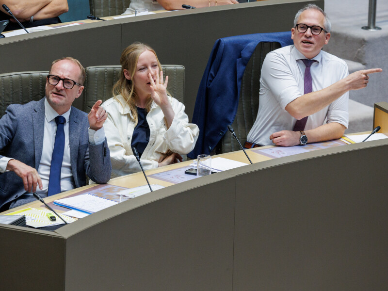 Ministers Ben Weyts, Melissa Depraetere en Matthias Diependaele tijdens debat over septemberverklaring in Vlaams parlemenent