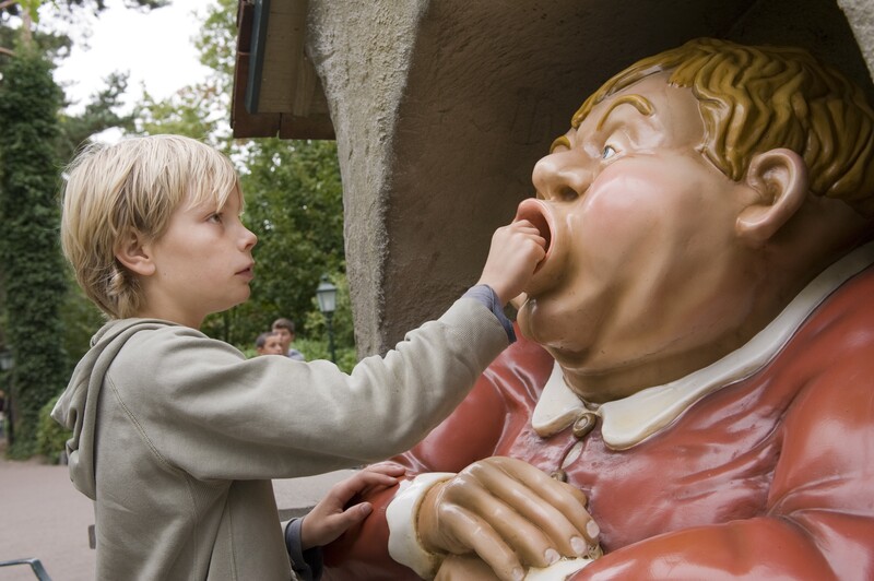 Kind steekt hand in mond van Hollebolle Gijs