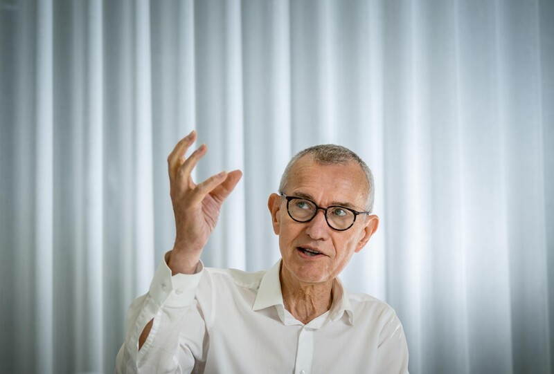 vicepremier Frank Vandenbroucke met hand in de lucht