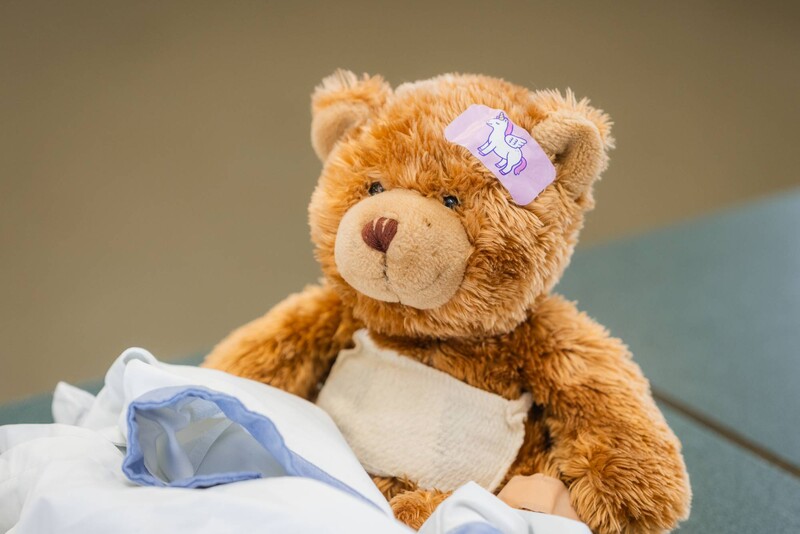 Teddybeer heeft een pleister op zijn hoofdje