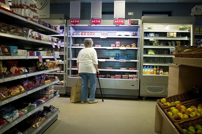 Een oudere dame doen haar boodschappen bij haar dorpsservicepunt
