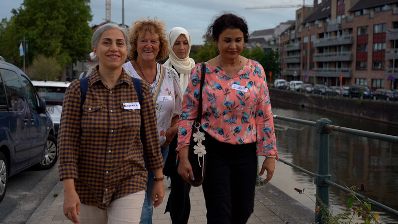 Vier vrouwen wandelen naast het water