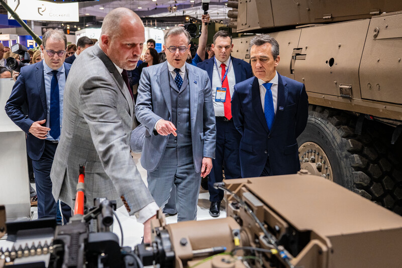 Minister Theo Francken en premier Bart De Wever van N-VA op wapenexpo in Brussel