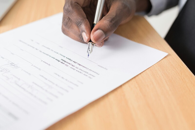 Hand ondertekent contract met vulpen