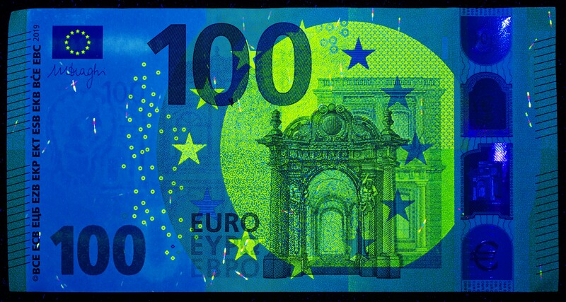 100-euro biljet in UV-licht