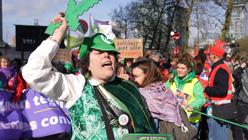 Een vrouw verkleed als super maria scandeert slogans op nationale betoging