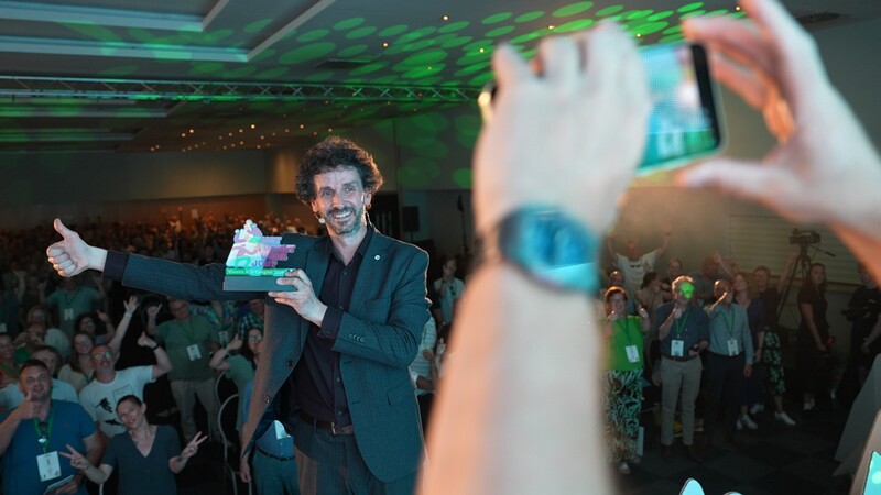 Stijn Gryp nationaal secretaris ACV maakt een selfie voor een volle zaal.
