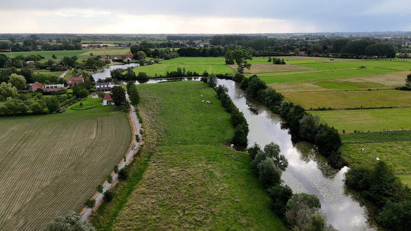 waterloop tussen weilanden