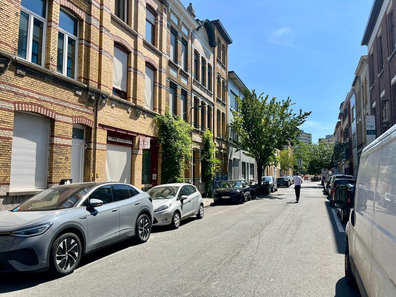 zicht op de straat en de gevel van wijkgezondheidscentrum 't Spoor