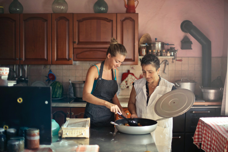 Au pair helpt in de keuken