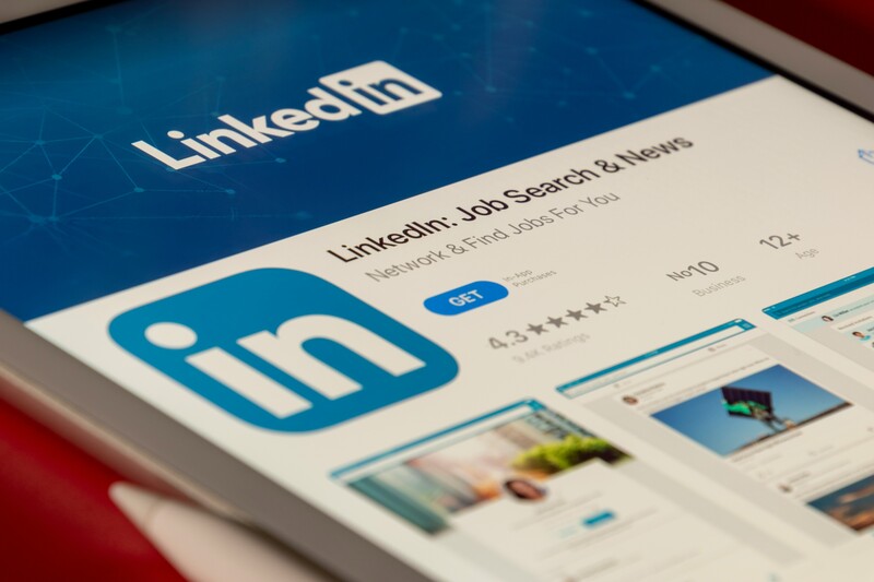 Foto van smartphoneapp van sociale mediawebsite LinkedIn