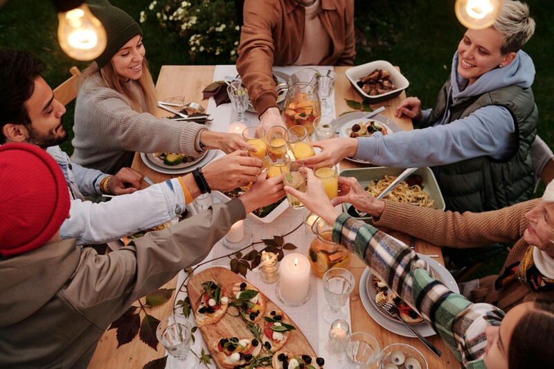 mensen eten en drinken samen