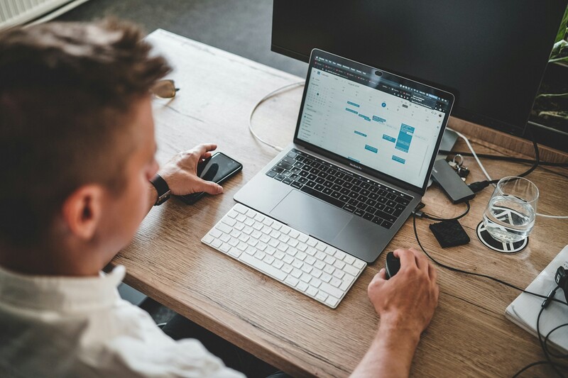 man maakt planning op aan de computer